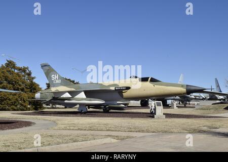 Republic F-105D Thunderchief portant des marques pour la 507e Escadre de chasse tactique, les réserves de l'Armée de l'air, à l'affiche dans le hall de l'air Charles B. Memorial Park le 16 février 2017, Tinker Air Force Base, Texas. Le parking public Park dispose d'un aéronef exploité ou maintenu à Tinker AFB au fil des ans et est situé près de l'entrée principale de la base avec parking gratuit disponible. Banque D'Images