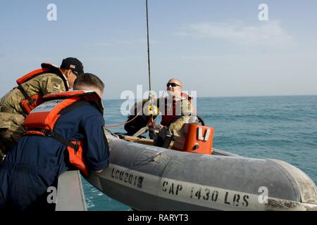 Kuwait-The les soldats de la GUC2013 Churubusco- un navire de débarquement de l'utilitaire de détachement 1, 481ème Compagnie de transport, en Californie, un palan les petites embarcations à la mer" à l'excès de surface avant d'agir personnel perdu en mer lors d'une récupération du personnel formation mission reproduisant un avion écrasé scénario, 13 février. Banque D'Images