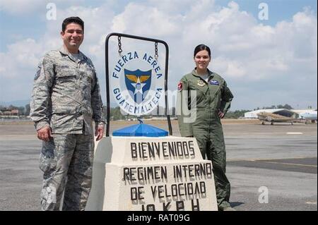 Le sergent-chef. Alejandro Medina, 571 e Escadron d'appui à la mobilité de l'air, conseiller consultatif prend une photo avec sa fille Giannina aviateur Senior, capteur de l'opérateur à Creech AFB, Nevada, lors d'une mission de formation à la base aérienne de La Aurora, au Guatemala. Banque D'Images