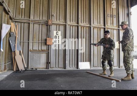 CORONADO, Californie (fév. 14, 2017) Gunner's Mate 1re classe Anthony Koll entraîneurs technicien électronique 2e classe Abraham Ramos, tous deux affectés à l'Escadron fluviales côtières (CRS) 1, au cours de formation sur les incendies à sec M500 fusil à bord de Naval Air Station North Island. CRS 1 se prépare à divers exercices de qualification d'armes à feu en vue d'un déploiement imminent. Banque D'Images