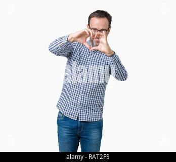 Beau moyen-âge élégant senior business man wearing glasses sur fond isolé smiling in love montrant le symbole de coeur et la forme des mains. Ro Banque D'Images