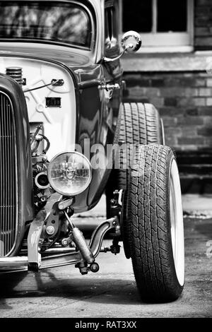 1932 Hot Rod Custom voiture Coupé à Bicester Heritage Centre. L'Oxfordshire, Angleterre. Le noir et blanc Banque D'Images