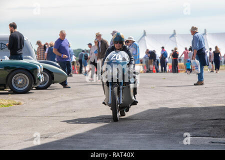 Vintage Woman riding a motorcycle Ducati au festival du volant moteur. Centre du patrimoine mondial de Bicester. Oxfordshire, Angleterre Banque D'Images