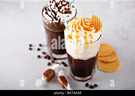 Des cocktails de café au chocolat et au caramel avec crème fouettée Banque D'Images