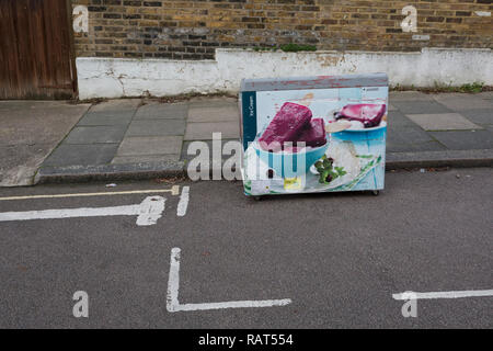 Un congélateur de coffre apparemment d'une boutique vendant des glaces, a été volée dans un parking à pointe de Bay d'une rue résidentielle, au 1er janvier 2019, dans la région de Herne Hill, dans le sud de Londres, en Angleterre. Banque D'Images