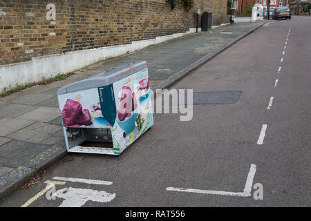 Un congélateur de coffre apparemment d'une boutique vendant des glaces, a été volée dans un parking à pointe de Bay d'une rue résidentielle, au 1er janvier 2019, dans la région de Herne Hill, dans le sud de Londres, en Angleterre. Banque D'Images