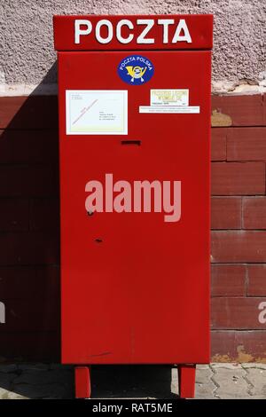 BIALYSTOK, Pologne - 12 août : Polish national post Poczta Polska postbox le 12 août 2011, à Bialystok, Pologne. Avec 93 000 employés, PP est le bi Banque D'Images