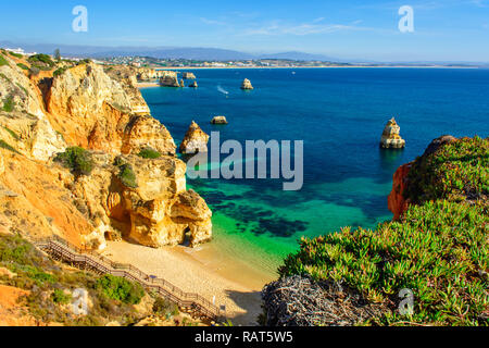 Belle plage de sable de Praia do Camilo avec passerelle en bois près de Lagos à Ponta da Piedade, région de l'Algarve, Portugal Banque D'Images