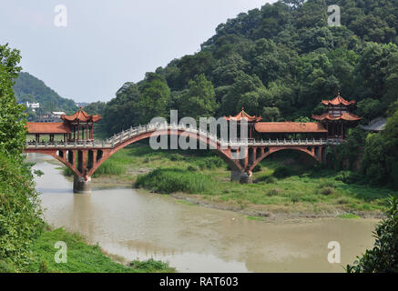 Arched bridge over river traditionnel Banque D'Images