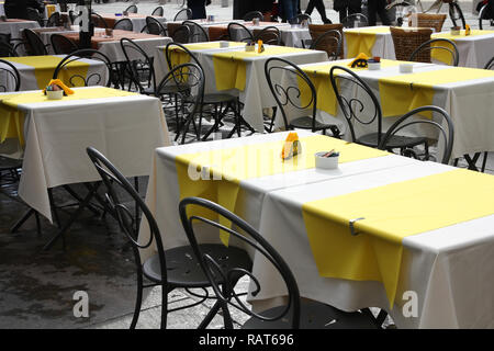 Ville de plein air tables de restaurant. Parme, Italie - Emilie-Romagne. Banque D'Images