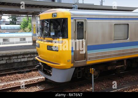 KAKAMIGAHARA, JAPON - 29 avril 2012 : KiYa 95 diesel série en train de voyageurs Shin-Unuma, Kakamigahara, au Japon. C'est raccord spécifique fabriquant Banque D'Images