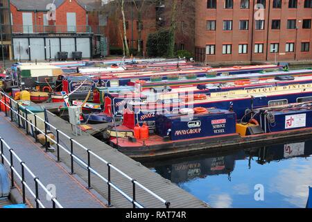 BIRMINGHAM, UK - 19 avril 2013 : Narrowboats amarré au bassin de Gas Street à Birmingham, Royaume-Uni. Birmingham est la deuxième ville la plus peuplée. Il n'a ri Banque D'Images