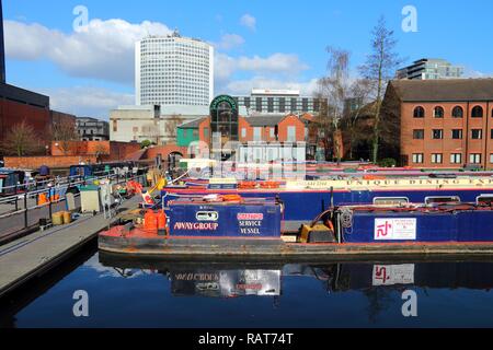 BIRMINGHAM, UK - 19 avril 2013 : Narrowboats amarré au bassin de Gas Street à Birmingham, Royaume-Uni. Birmingham est la deuxième ville la plus peuplée. Il n'a ri Banque D'Images