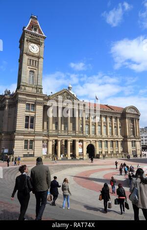 BIRMINGHAM, UK - 19 avril 2013 : personnes visitent la Place Victoria à Birmingham. Birmingham est la plus populeuse ville britannique à l'extérieur de Londres avec 1,074,30 Banque D'Images