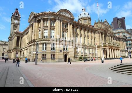 BIRMINGHAM, UK - 19 avril 2013 : personnes visitent la Place Victoria à Birmingham. Birmingham est la plus populeuse ville britannique à l'extérieur de Londres avec 1,074,30 Banque D'Images