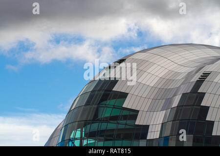 En gros plan des lignes courbes et toit en verre bulbeux du bâtiment Sage à Gateshead, Newcastle, UK sous un ciel bleu avec copie espace Banque D'Images