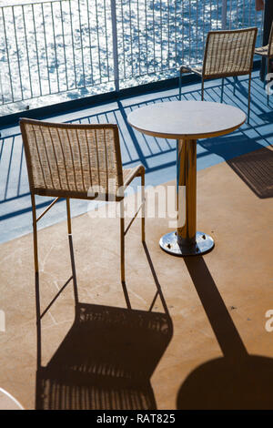 Table et chaises sur le Cap Finisterre, ferry transmanche Banque D'Images