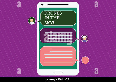 Signe texte montrant Drones dans le ciel. Photo conceptuelle hélicoptère antenne appareil moderne à prendre des photos et vidéo de l'écran Mobile Messenger avec Tête de Chat Banque D'Images