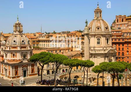 Églises de Santa Maria di Loreto et Santissimo Nome di Maria (Très Saint Nom de Marie) en place de Venise, Rome, Italie Banque D'Images