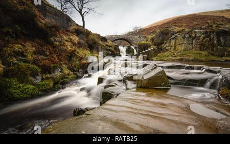 Course rapide flux sur des roches dans le Peak District, Derbyshire Banque D'Images