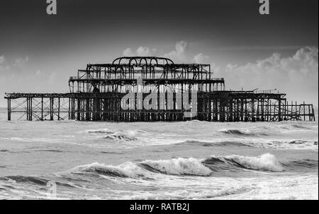 Brighton West Pier ruine en noir et blanc Banque D'Images