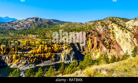 Couleurs d'automne et les roches colorées le long de la rivière Thompson à White Canyon près de Skihist Provincial Park le long de la route du Canyon du Fraser en Colombie-Britannique, Canada Banque D'Images