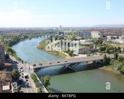 Le Puente de Santiago (Saint James' Bridge) sur l'Èbre, à côté de parcs verdoyants, des boulevards et des promenades, à Saragosse, Aragon, Espagne Banque D'Images