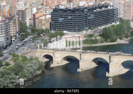 Le Puente de Piedra (Pont de Pierre) sur l'Èbre, à côté de parcs verdoyants, des boulevards et des promenades, à Saragosse, Aragon, Espagne Banque D'Images