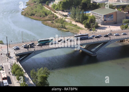 Le Puente de Santiago (Saint James' Bridge) sur l'Èbre, à côté de parcs verdoyants, des boulevards et des promenades, à Saragosse, Aragon, Espagne Banque D'Images