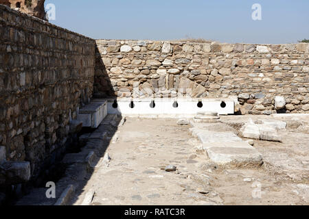 La période romaine Latrina (toilettes publiques) situé dans le gymnase de l'ancienne ville de Tralleis, Aydin, Anatolie, Turquie. La Latrina à Trelleis est Banque D'Images