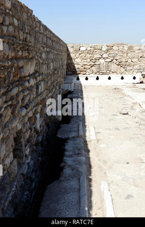 La période romaine Latrina (toilettes publiques) situé dans le gymnase de l'ancienne ville de Tralleis, Aydin, Anatolie, Turquie. La Latrina à Trelleis est Banque D'Images