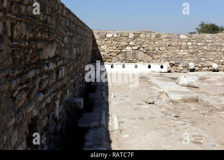 La période romaine Latrina (toilettes publiques) situé dans le gymnase de l'ancienne ville de Tralleis, Aydin, Anatolie, Turquie. La Latrina à Trelleis est Banque D'Images