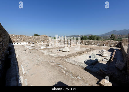 La période romaine Latrina (toilettes publiques) situé dans le gymnase de l'ancienne ville de Tralleis, Aydin, Anatolie, Turquie. La Latrina à Trelleis est Banque D'Images