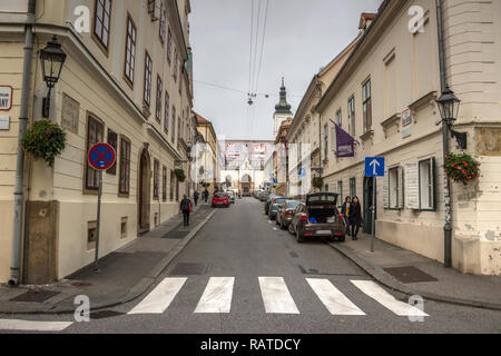 Zagreb, Croatie, 5e novembre 2018 Cirilometodska : Vue de la rue menant à la place Saint Marc avec une église portant le même nom Banque D'Images