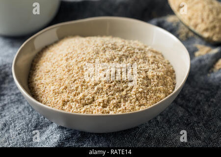 La farine de germe de blé biologique sec prêt à cuire avec Banque D'Images