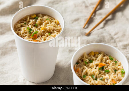 Les nouilles ramen instantané dans une tasse avec arôme de boeuf Banque D'Images