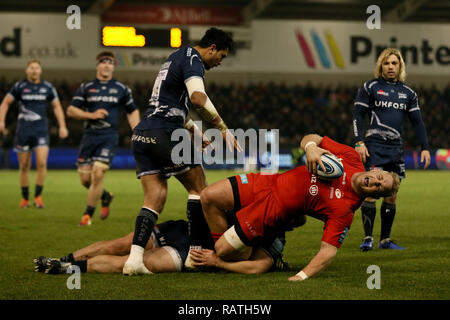 Saracens Vincent Koch est organisé par Sale Sharks Denny Solomona au cours de la Premiership Gallagher match au stade AJ Bell, Salford. Banque D'Images