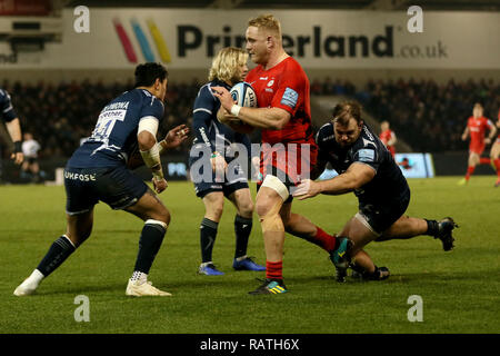 Saracens Vincent Koch et Sale Sharks Denny Solomona au cours de la Premiership Gallagher match au stade AJ Bell, Salford. Banque D'Images