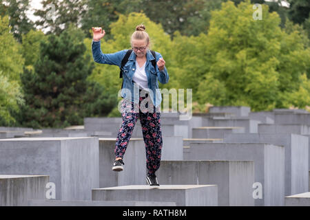 Les gens de sauter sur le memorial pour les Juifs assassinés d'Europe". Banque D'Images