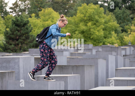 Les gens de sauter sur le memorial pour les Juifs assassinés d'Europe". Banque D'Images