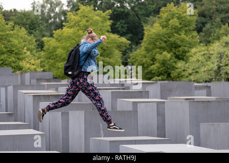 Les gens de sauter sur le memorial pour les Juifs assassinés d'Europe". Banque D'Images