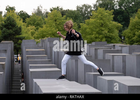 Les gens de sauter sur le memorial pour les Juifs assassinés d'Europe". Banque D'Images