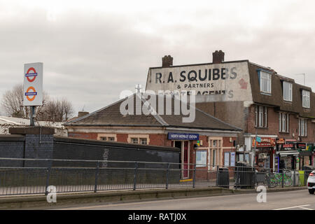 Vintage Advertising sur le côté du bâtiment à côté de la station de métro Wembley Nord Banque D'Images