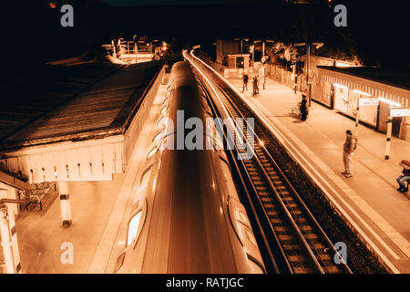 Les trains en provenance et à la sortie de la station de métro de Finchley Central Banque D'Images