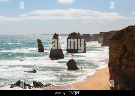 Close up of the Twelve Apostles rock formation sur une chaude journée d'été avec des nuages blancs et une légère brise de mer (Great Ocean Road, Victoria, Australie) Banque D'Images