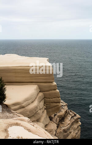 Célèbre attraction touristique - gâteau de mariage rock - dans le Parc national royal sur une journée de printemps moody (Sydney, Australie) Banque D'Images