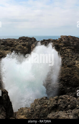 Gros plan du trou grand coup avec de l'eau fontaine dans le village pittoresque de Kiama près de Jervis Bay, sur une journée de printemps ensoleillée, Jervis bay (Australie) Banque D'Images