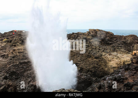 Gros plan du trou grand coup avec de l'eau fontaine dans le village pittoresque de Kiama près de Jervis Bay, sur une journée de printemps ensoleillée, Jervis bay (Australie) Banque D'Images