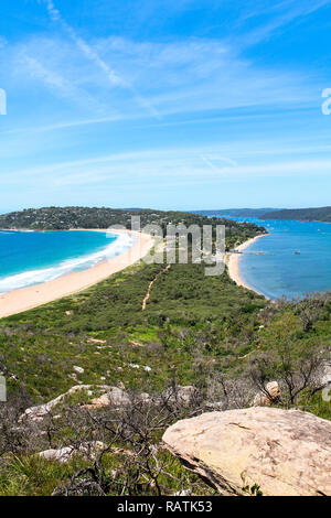 Palm Beach de Sydney comme vu de Barrenjoey Head Vue sur une claire journée d'été avec vue sur la plage parfaite (Sydney, Australie) Banque D'Images