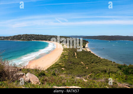 Palm Beach de Sydney comme vu de Barrenjoey Head Vue sur une claire journée d'été avec vue sur la plage parfaite (Sydney, Australie) Banque D'Images